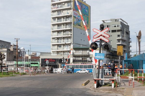 Barrera baja en un paso a nivel de la linea Sarmiento en Ciudadela con personal ferroviario